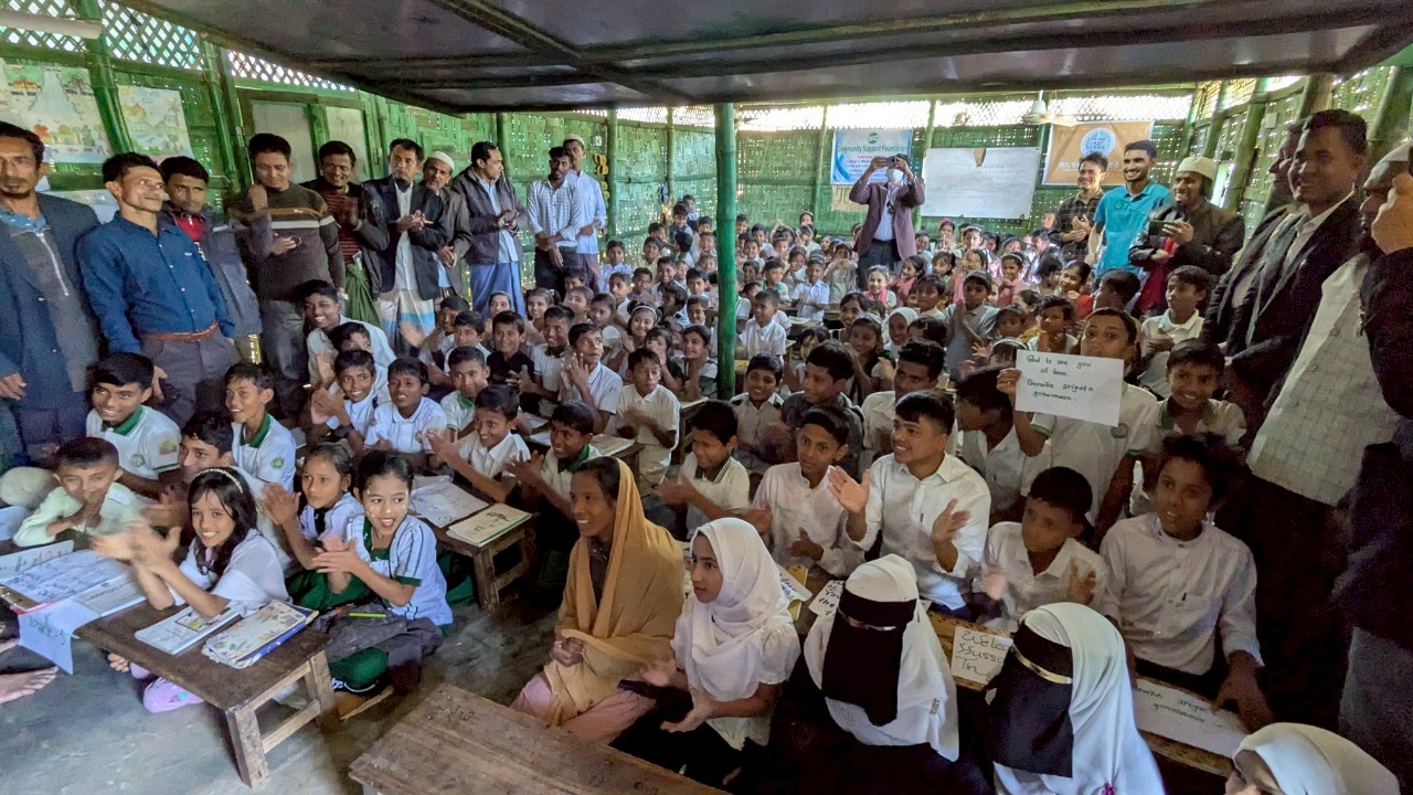 コックスバザールにある難民キャンプの学校にぎゅうぎゅう詰めの子供達